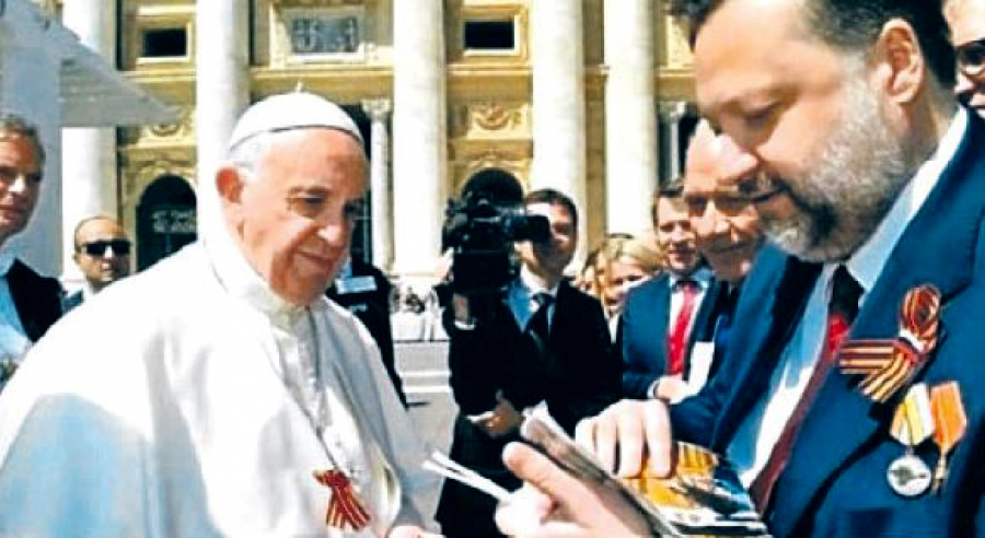 Papież ze wstążką św. Jerzego