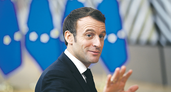 Prezydentowi Francji padło na gardło?