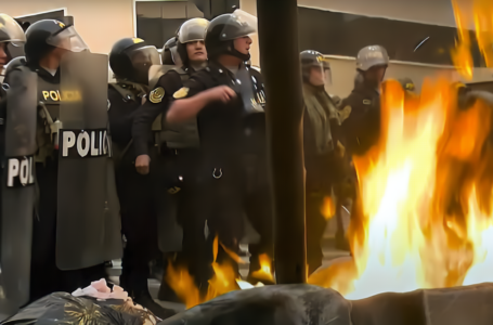 W płonącym kraju zakazali protestów