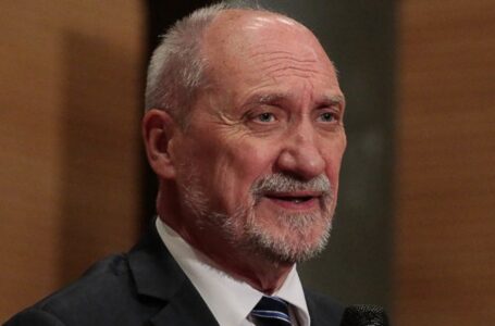 Komu służy Macierewicz?