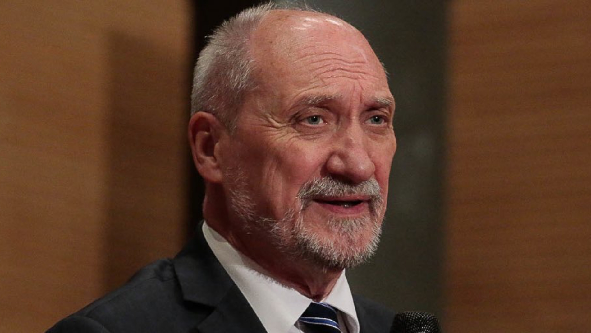 Komu służy Macierewicz?