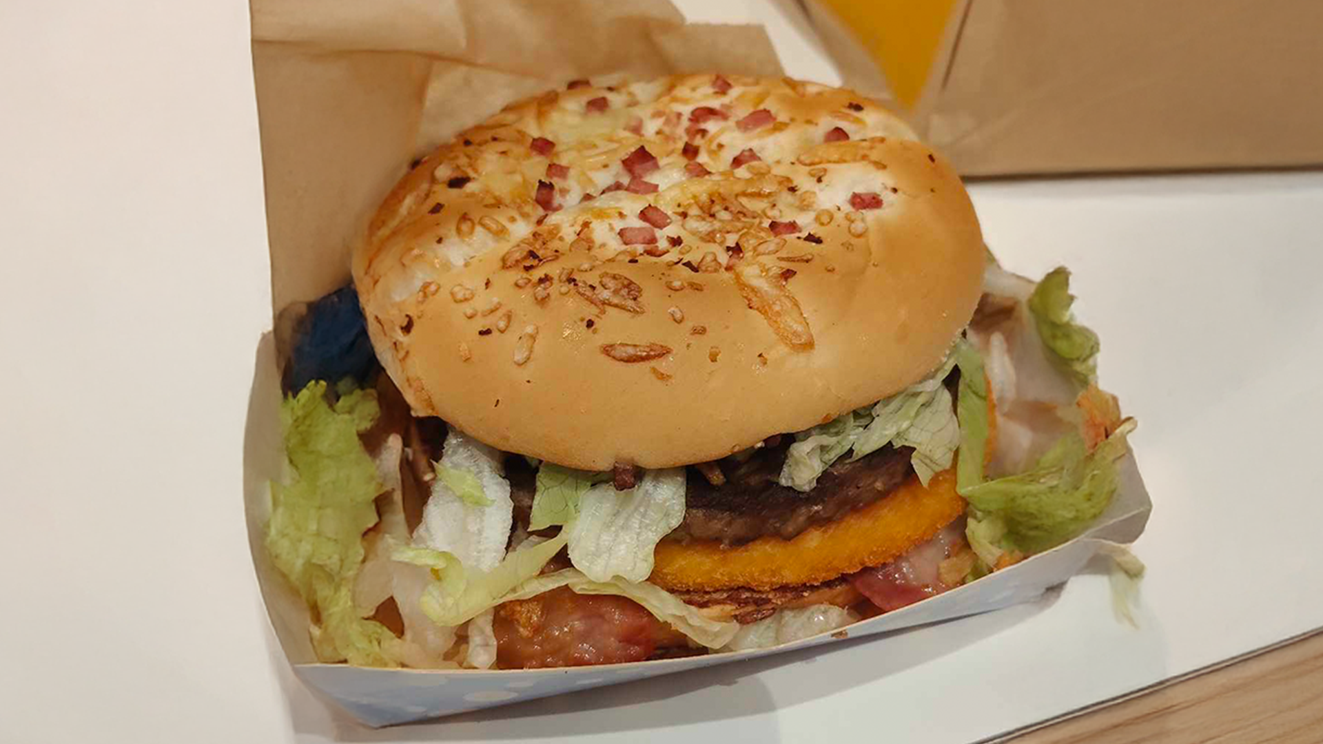 Burger „Drwala” – kulinarny dowód na korporacyjną nijakość