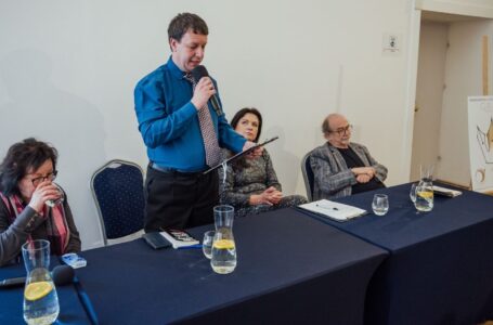 „Chcę, żeby czytelnik odkrył coś, czego nie wiedział”. Rozmowa z Adamem Sęczkowskim, redaktorem naczelnym Odkrywamy Idoli