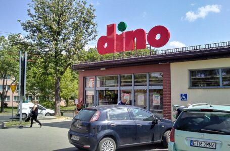 Będą kontrole warunków pracy w Dino. Inspekcja zapowiada działania