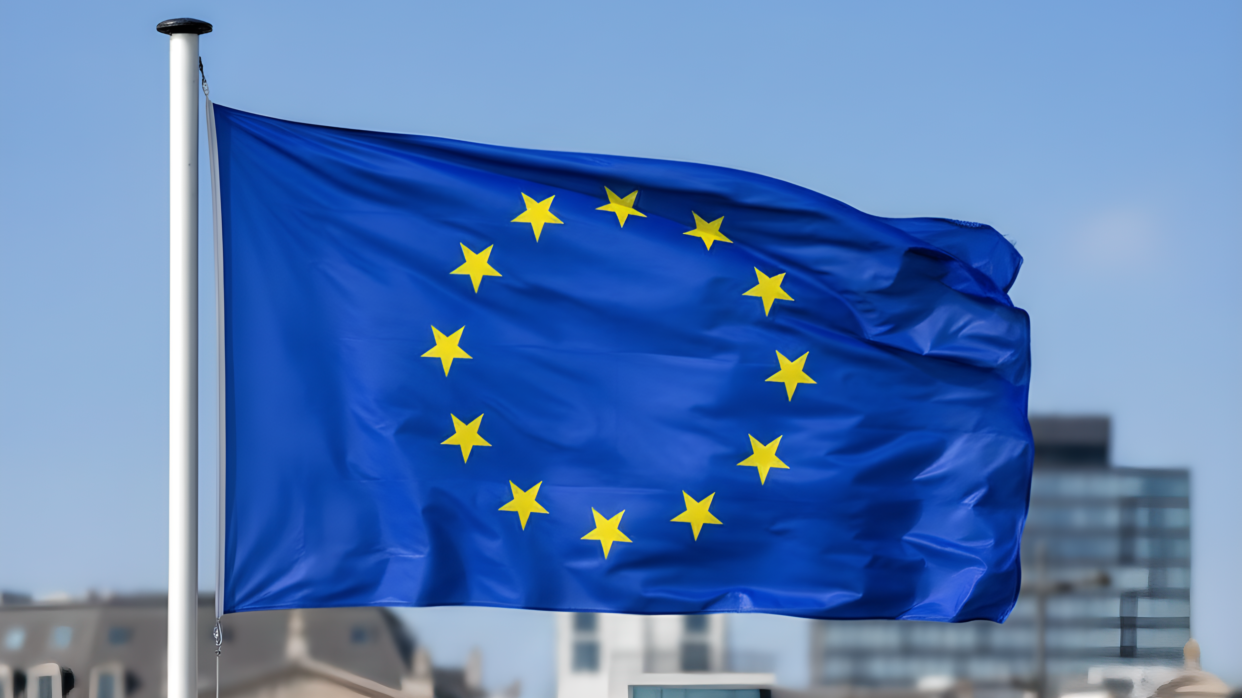 Flaga Unii Europejskiej – symbol integracji europejskiej w kontekście krytycznej analizy polityki UE