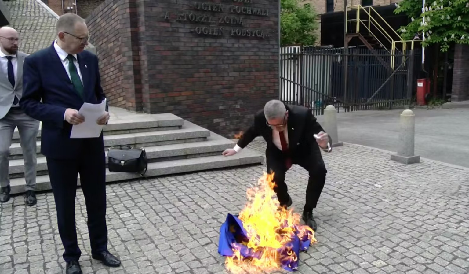 Grzegorz Braun podczas antyunijnej demonstracji – symbol radykalizacji skrajnej prawicy w Polsce