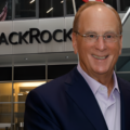 Larry Fink, prezes BlackRock, na tle siedziby firmy – symbol globalnego kapitalizmu finansowego