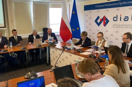 Podwyżki w ochronie zdrowia zostają. Rząd wycofał się z próby uderzenia w pracowników