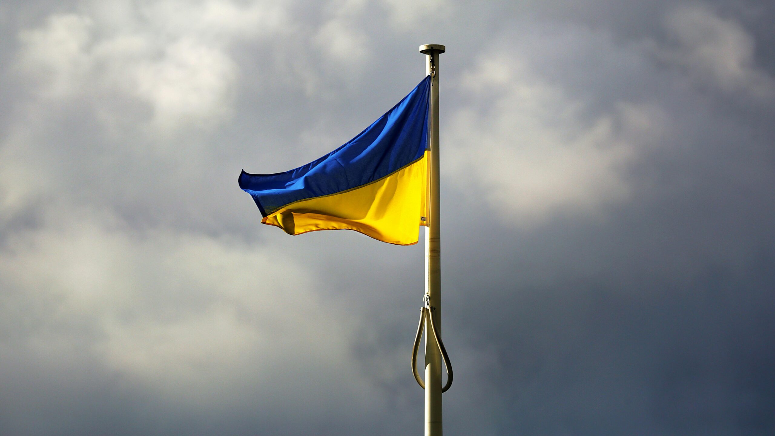 Flaga Ukrainy. Rosja zyskuje na wojnie USA z Iranem