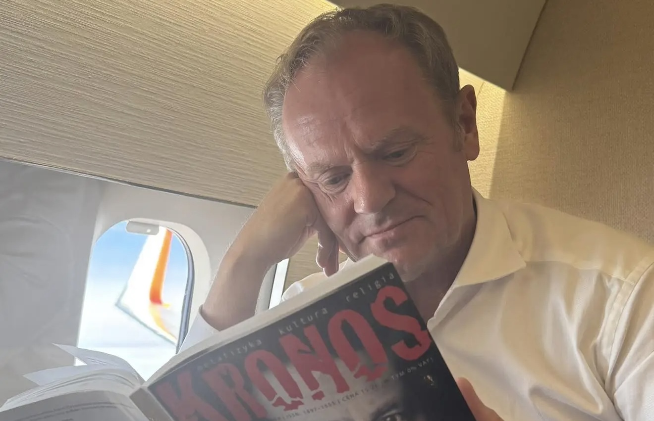 Donald Tusk czyta gazetę – ilustracja do tekstu o prawicowej hegemonii w Polsce