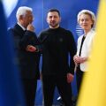 Ursula von der Leyen, António Costa i Wołodymyr Zełenski po odblokowaniu pożyczki UE dla Ukrainy wartej 90 mld euro