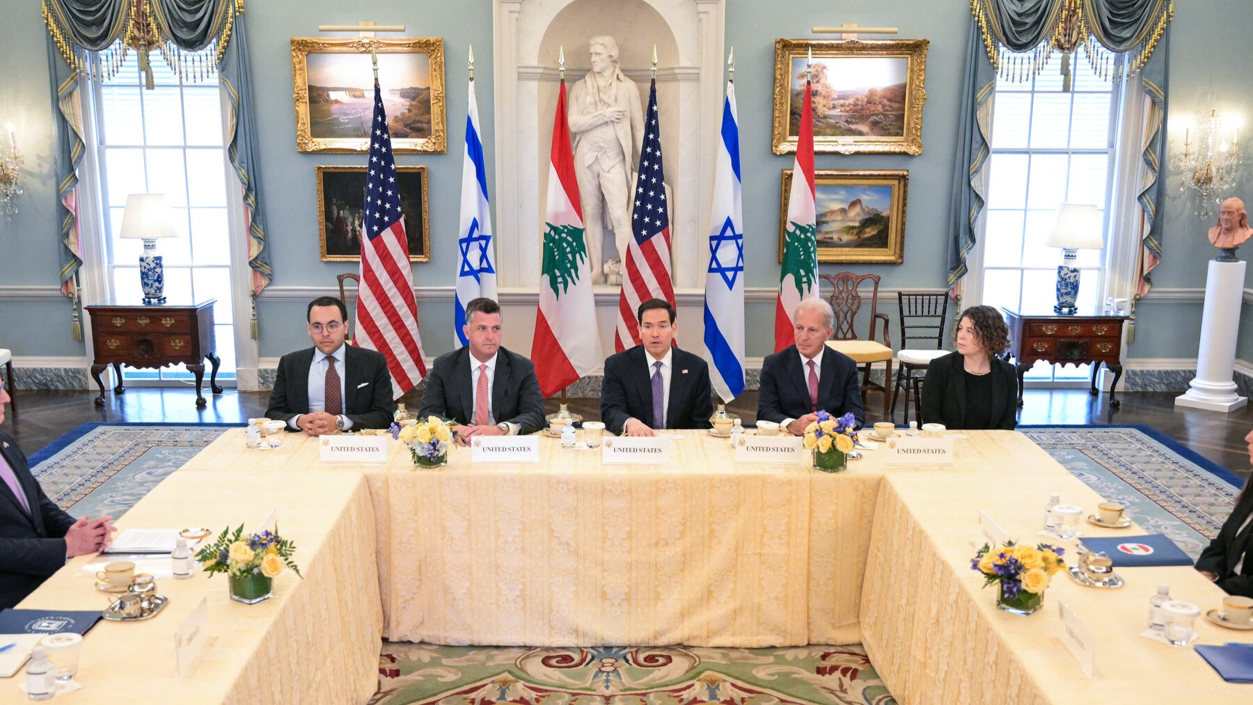 Rozejm Izrael Liban – Marco Rubio podczas spotkania z przedstawicielami Izraela i Libanu, w towarzystwie doradcy Michaela Needhama oraz ambasadora USA w Libanie Michela Issy.