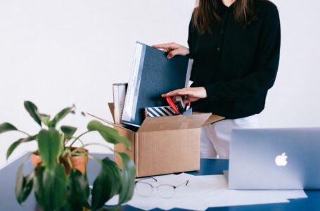 AI nie tylko pisze kod. Coraz częściej zwalnia też pracowników