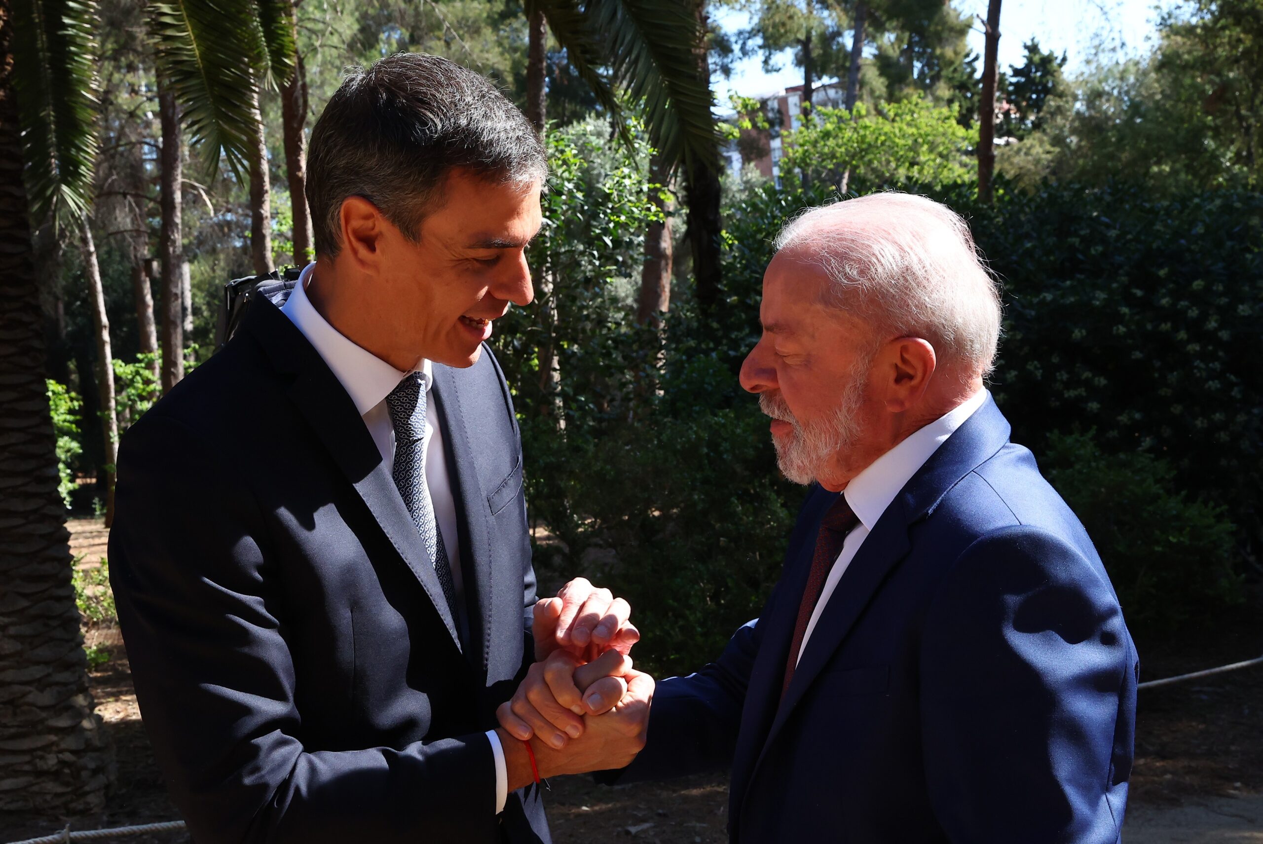 Pedro Sánchez i Luiz Inácio Lula da Silva w Barcelonie podczas spotkania Globalnej Mobilizacji Postępowej – Barcelona lewica przeciw Trumpowi