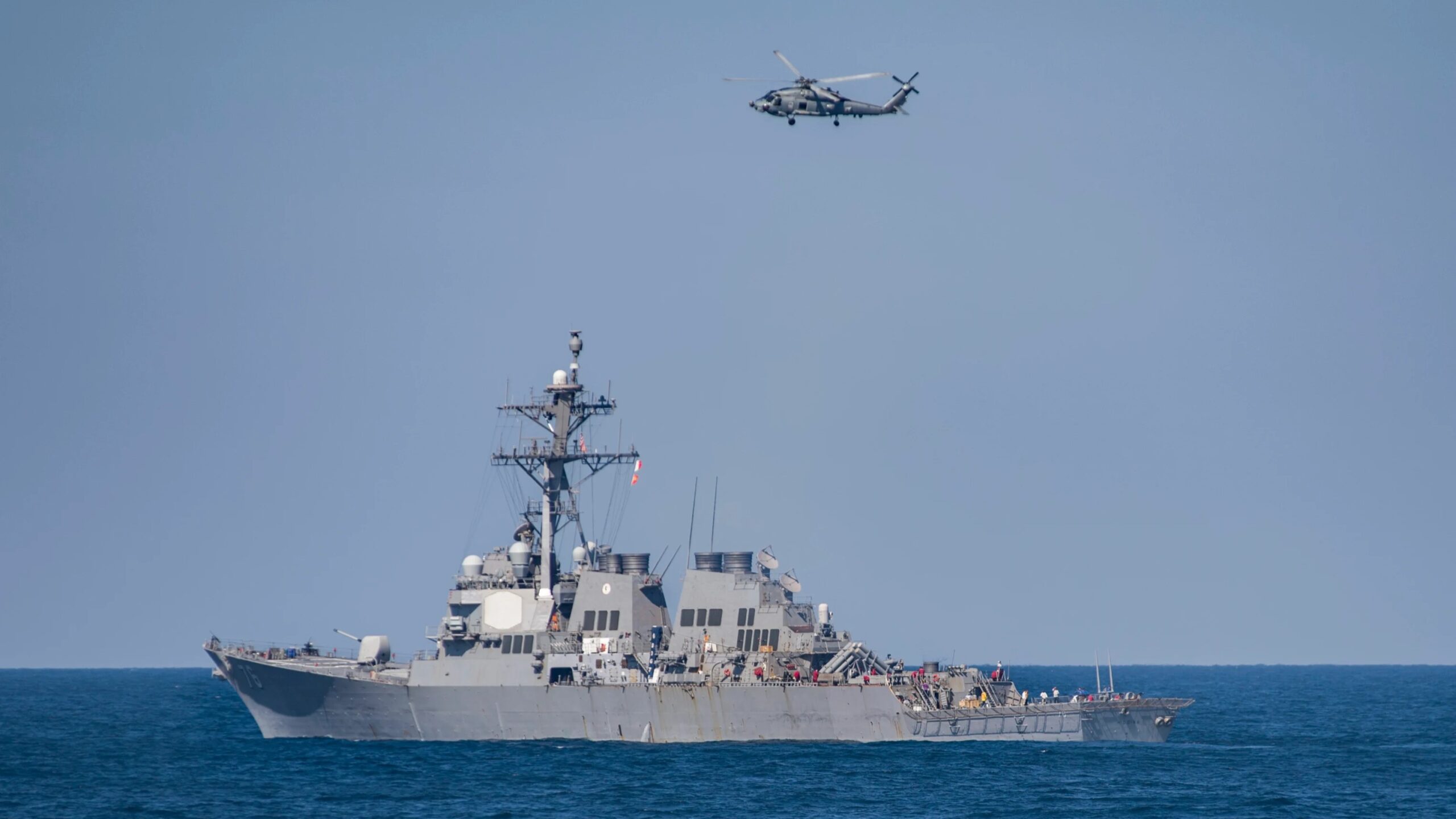 Amerykański niszczyciel na Zatoce Omańskiej podczas operacji USA związanej z blokadą irańskich portów