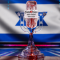 Grafika ilustracyjna, zakrwawiony mikrofon Eurowizji na tle flagi Izraela, bojkot Eurowizji przez Izrael i ludobójstwo w Gazie
