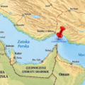 Cieśnina Ormuz otwarta – mapa Zatoki Perskiej z zaznaczoną pinezką przy cieśninie Ormuz, pokazująca strategiczny szlak morski między Iranem, Omanem i Zjednoczonymi Emiratami Arabskimi.