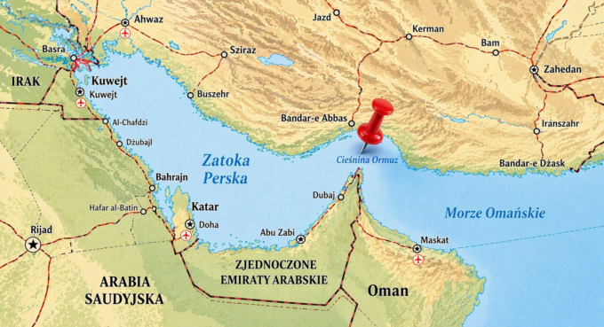 Cieśnina Ormuz otwarta – mapa Zatoki Perskiej z zaznaczoną pinezką przy cieśninie Ormuz, pokazująca strategiczny szlak morski między Iranem, Omanem i Zjednoczonymi Emiratami Arabskimi.