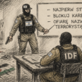 Karykaturalna grafika 16:9 przedstawiająca żołnierza IDF przy tablicy i siedzącego funkcjonariusza z napisem IDF na tle sceny przemocy