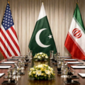 Flagi USA, Pakistanu i Iranu przy stole negocjacyjnym w sprawie wojny USA-Iran i Cieśniny Ormuz