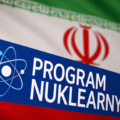 Grafika z napisem Program nuklearny na tle flagi Iranu, ilustrująca irański program atomowy