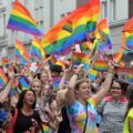 Flagi LGBT podczas zgromadzenia – prawa osób LGBT w Polsce pozostają przedmiotem politycznego sporu