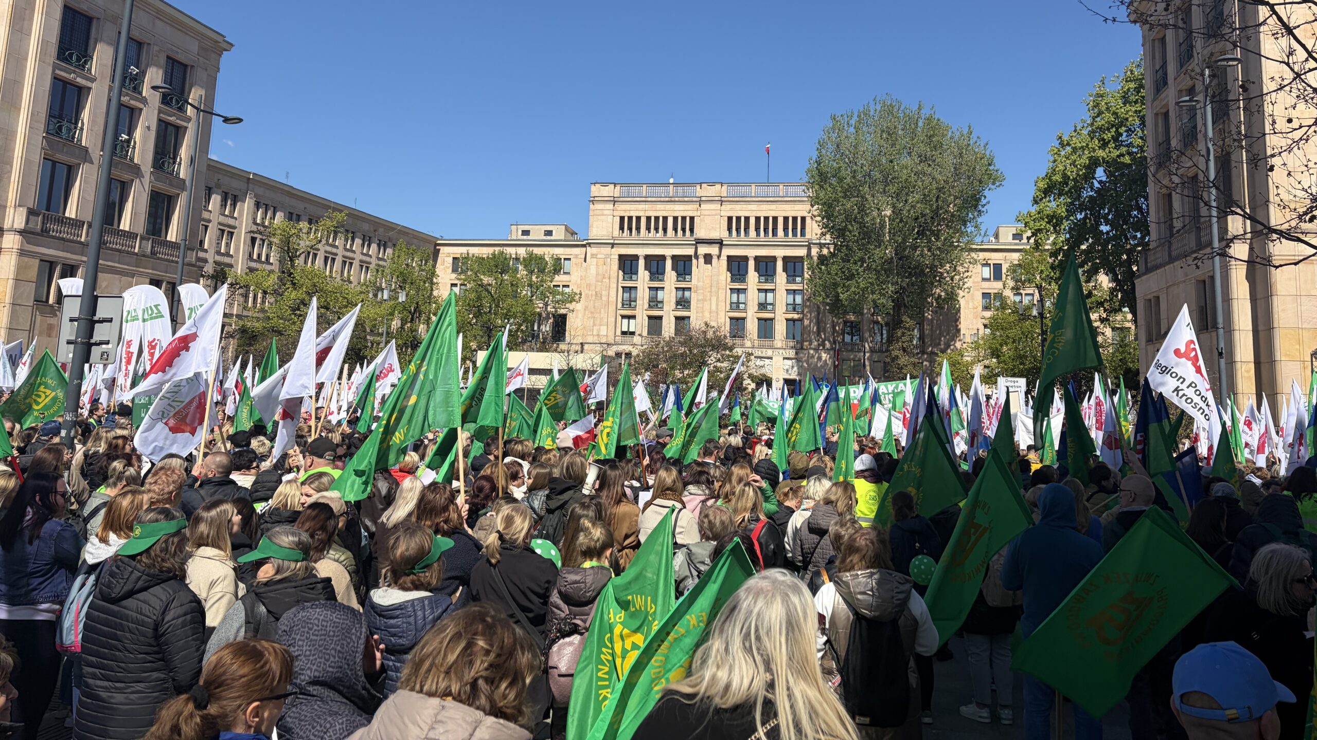 protest pracowników ZUS przed Ministerstwem Finansów w Warszawie