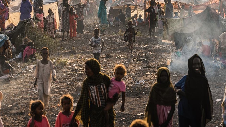 Wojna w Sudanie – przesiedleni Sudańczycy w tymczasowych obozowiskach przy przejściu granicznym w Al-Rank