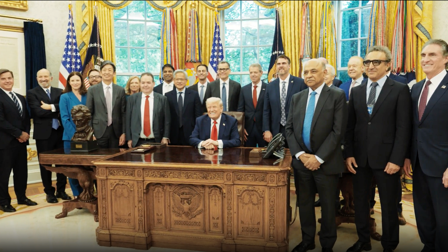 Trump leci z Big Techem do Pekinu. Chodzi o chipy, rynek i AI