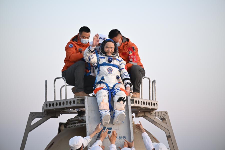 Chińscy astronauci wrócili po rekordowej misji na Tiangong