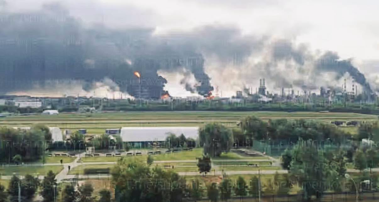 Moskwa w ogniu. Ukraina uderzyła w rafinerię i lotniska