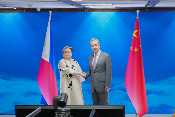 Wang Yi spotkał się z minister spraw zagranicznych Filipin