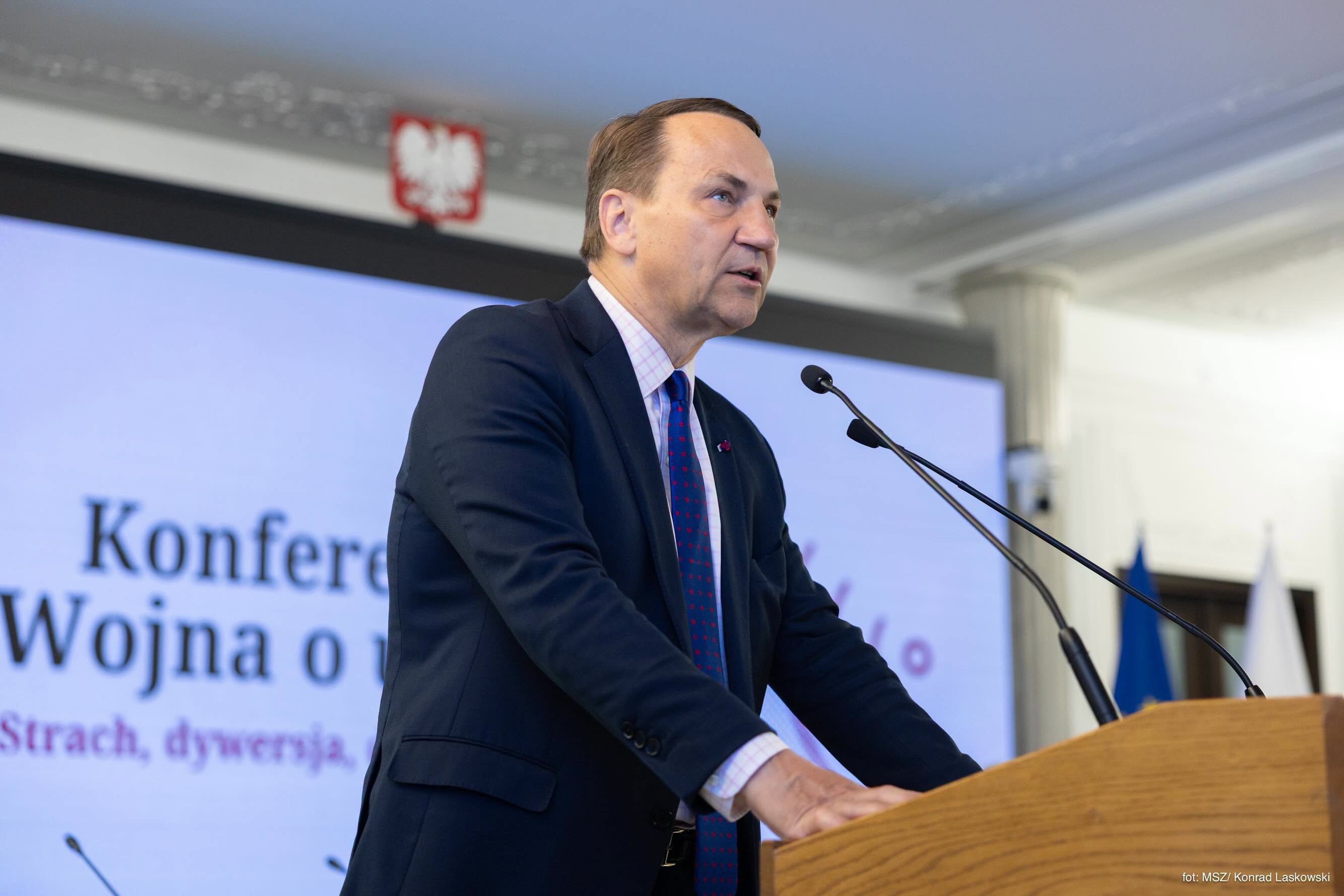 Polityka jako sztuka maskarady. Pełnoskalowa wojna kognitywna polskiego szefa dyplomacji