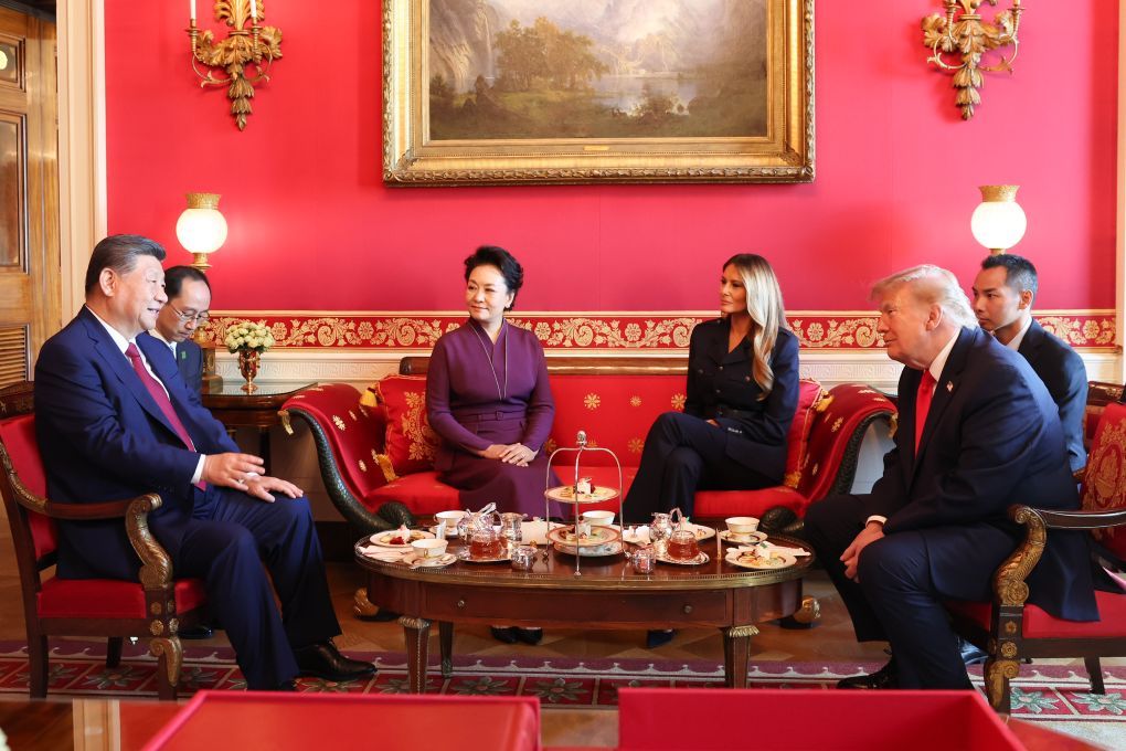 Xi Jinping i Peng Liyuan spotkali się przy filiżance herbaty z prezydentem USA i jego małżonką