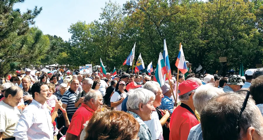 Tłum spoconych ludzi pod flagą rosyjską