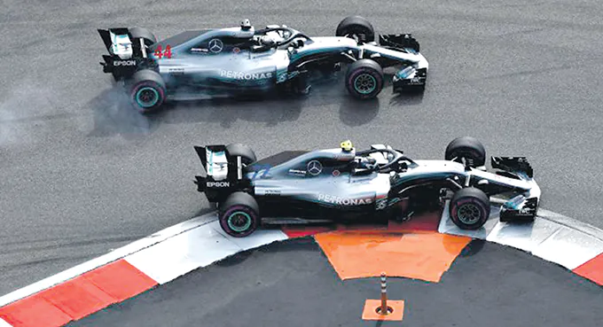 Mercedes maluje bolidy na czarno