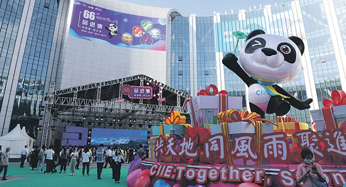 Festiwal lampionów w Zigong wzbogacił program Międzynarodowych Chińskich Targów Importu (CIIE) o dodatkowe wydarzenia kulturalne sprzyjające dalszej współpracy międzynarodowej