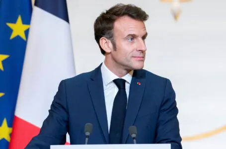 Macron odwrócony plecami do Francuzów