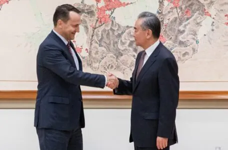 Wang Yi spotkał się z ministrem spraw zagranicznych Polski Radosławem Sikorskim